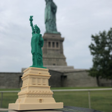 Picture of print of Statue of Liberty in Manhattan, New York