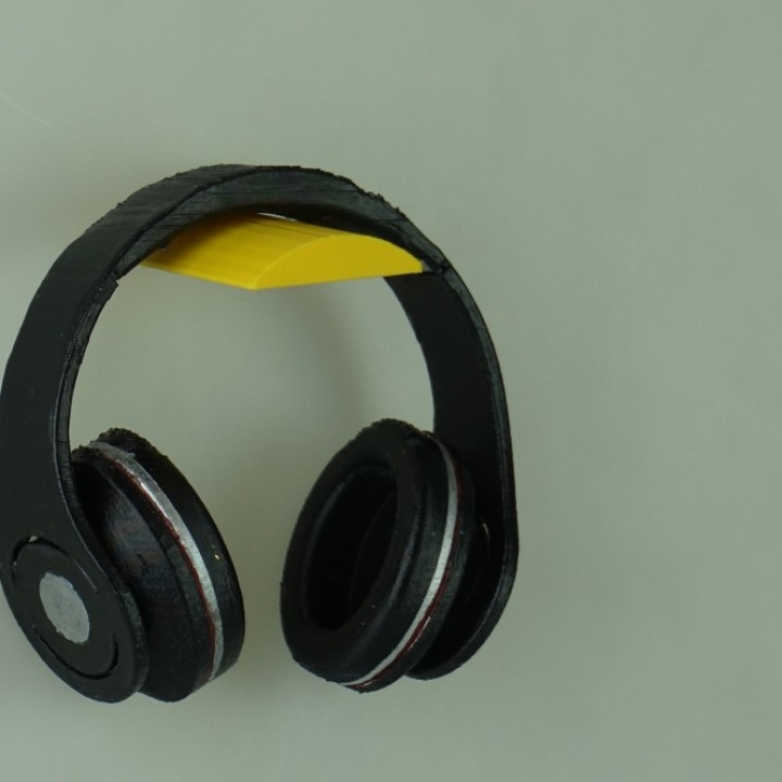 Minimalistic headphone arm