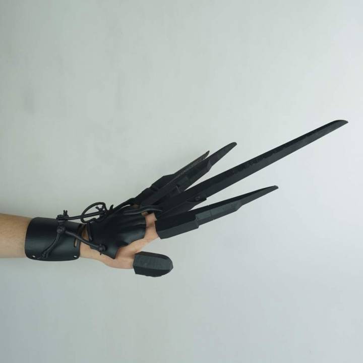 3D Printable Edward Scissorhands articulated glove assemblies by Lael Lee