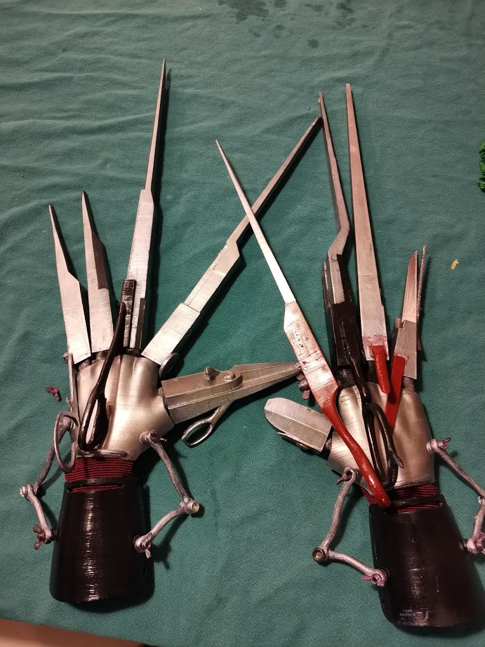 3D Printable Edward Scissorhands articulated glove assemblies by Lael Lee