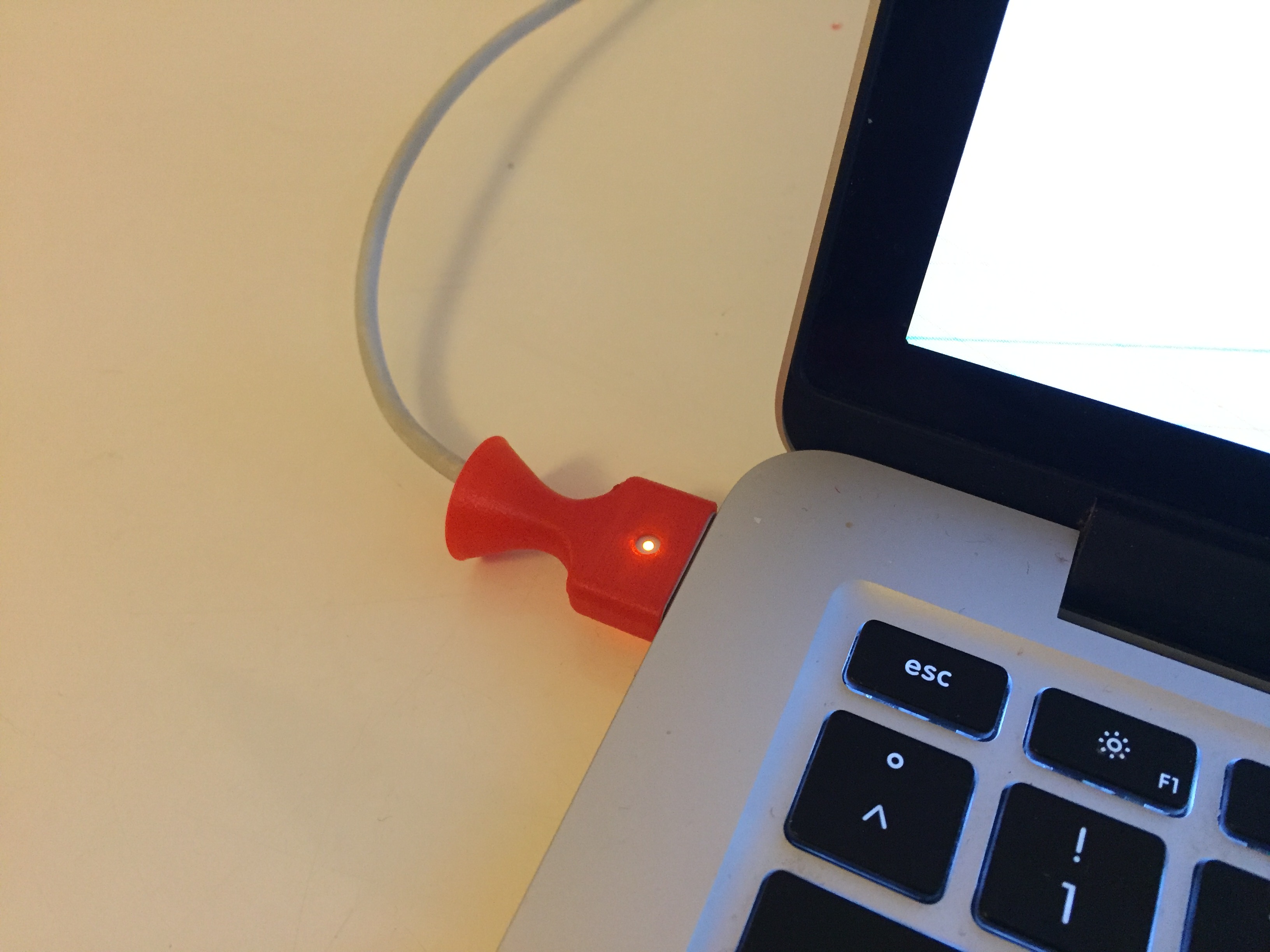 MacBook Pro 2014 Cable Anti-Bender