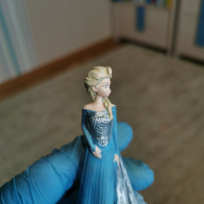 Picture of print of Elsa from 2013 Frozen