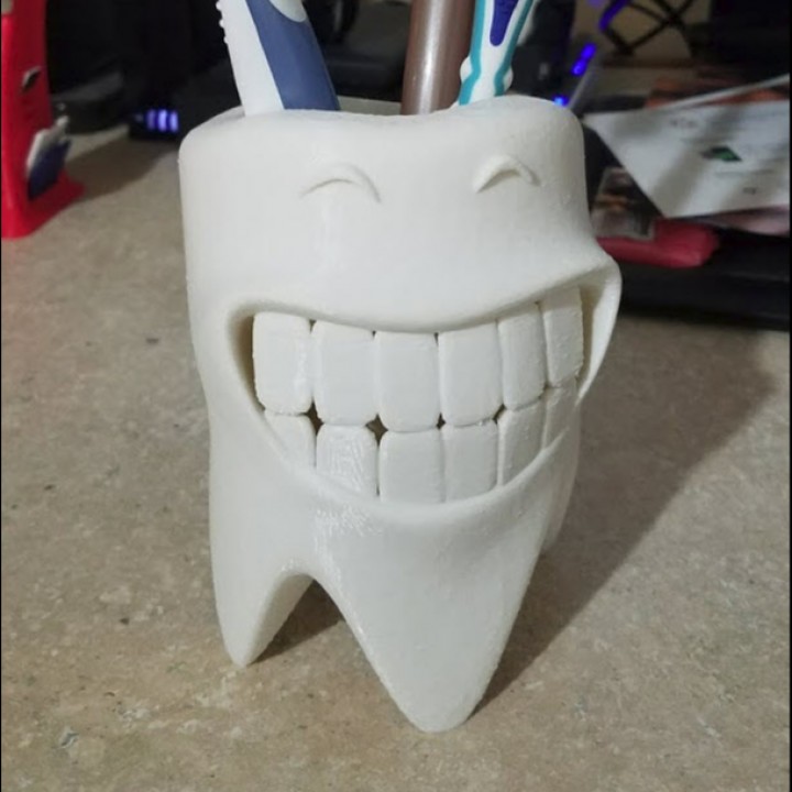 Legitim landmænd span 3D Printable Smiling Toothbrush Holder by Brian Barrett