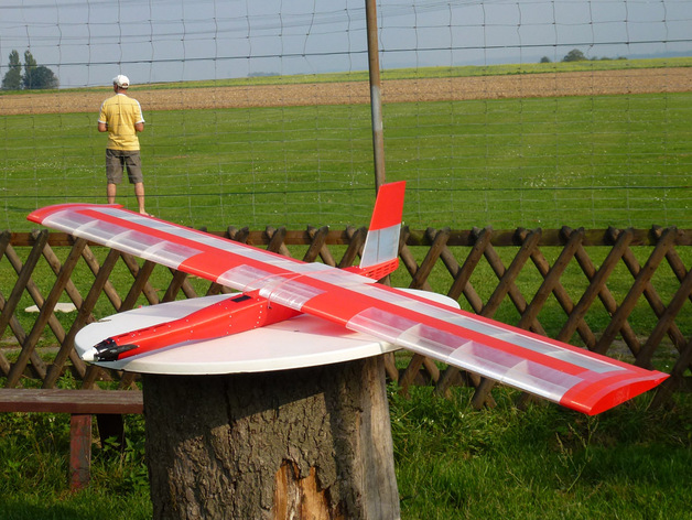"Red Swan" RC flying wing