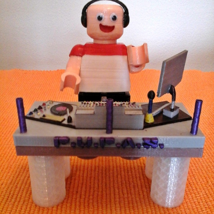 LEGO GIANT DJ