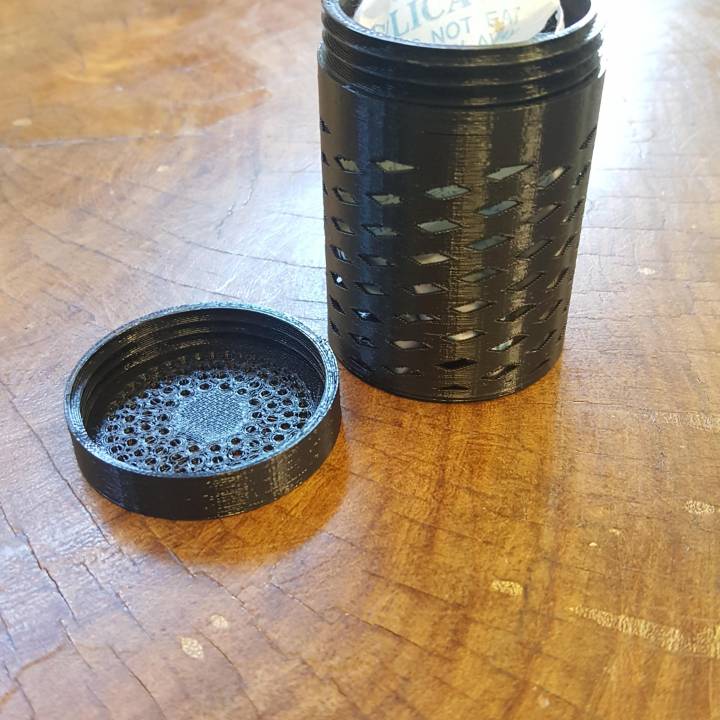 3D Printable Desiccant bead container by Oscar Eriksson