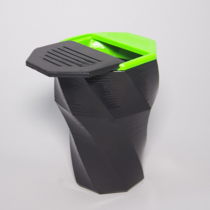 3D Printable poubelle design ( version fr de Devin Montes ) by lou malabry