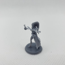 Picture of print of Human Female Wizard (32mm scale miniature)