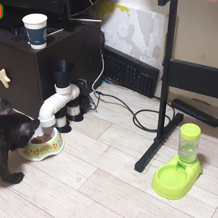 AUTOMATIC FEEDER FOR DOGS MADE OF PVC PIPE