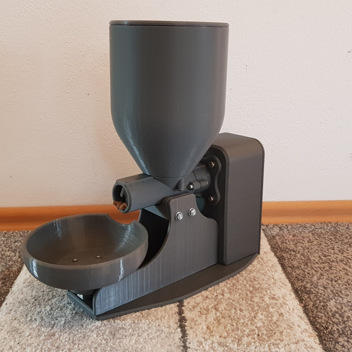 Fully automatic cat feeder