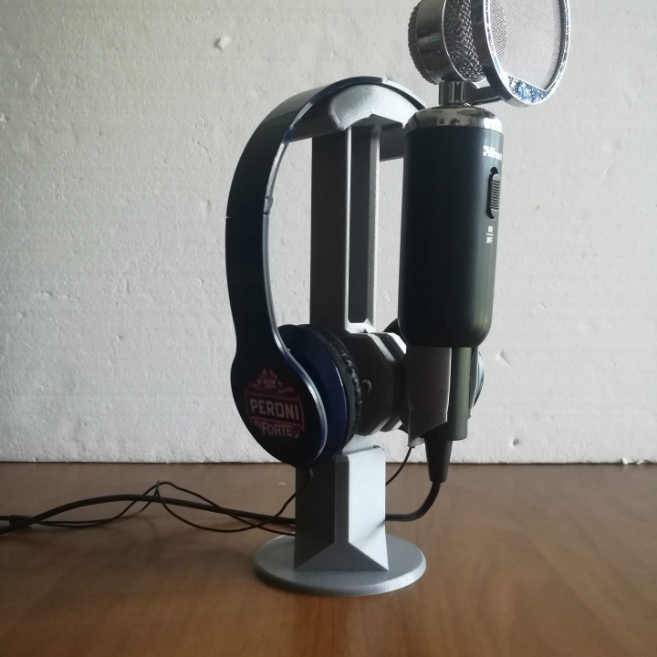 Headphones and Microphone stand - No supports needed