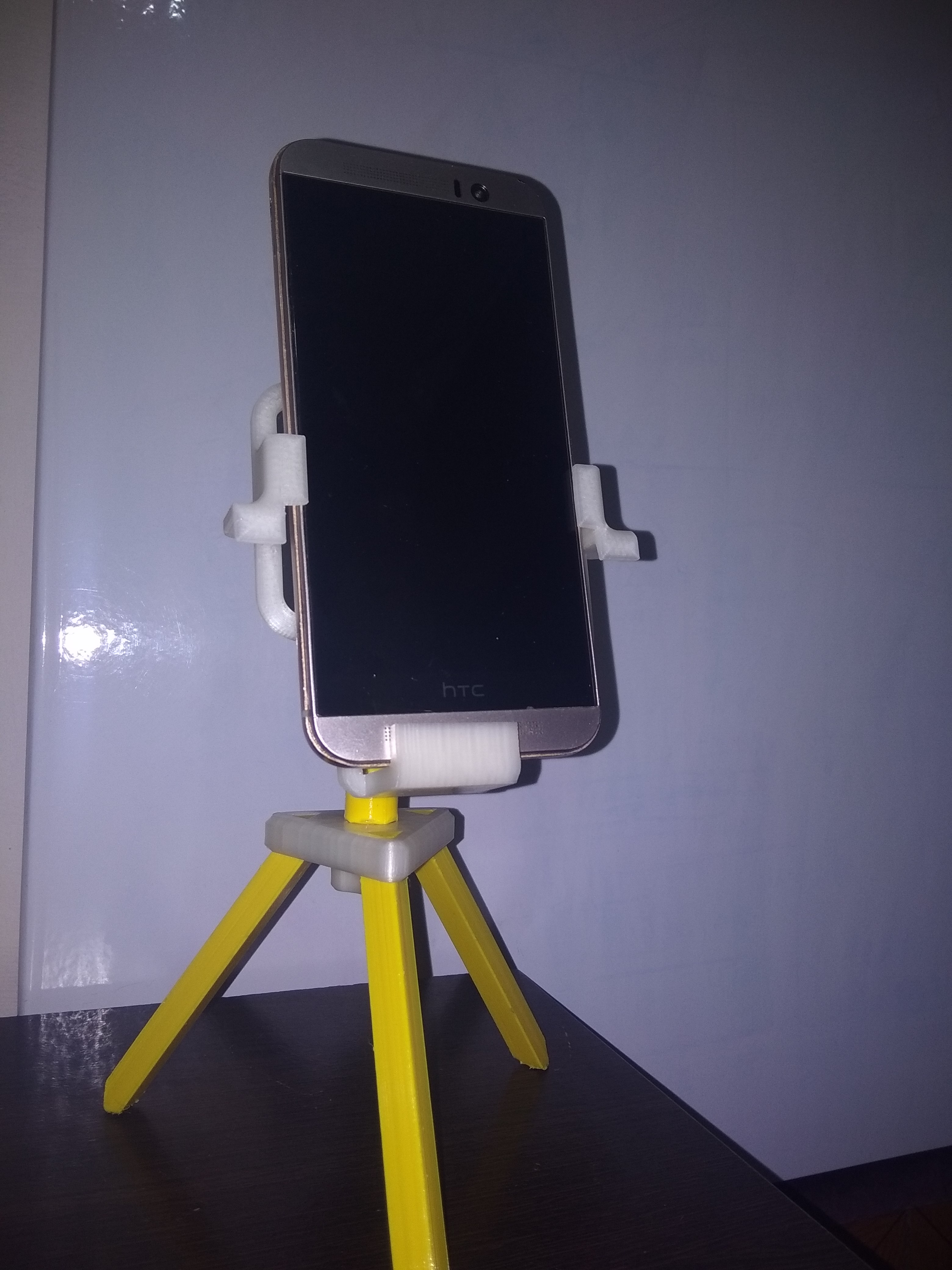 3D Printable Adjustable tripod for smartphone by Corentin Paquet