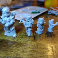 Picture of print of Dwarf female warrior with crossbow
