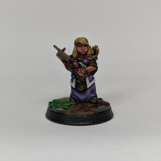 Picture of print of Dwarf female warrior with crossbow